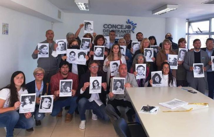Los participantes llevaron fotos de vecinos y militantes desaparecidos.