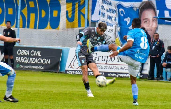 Saladiarre lanza entre Nizzo y Ortigoza.