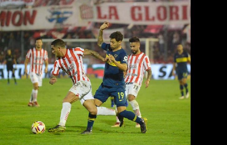 Adrián Arregui se interpone en el camino de Mauro Zárate. Con la derrota, San Martín jugará en la B Nacional.
