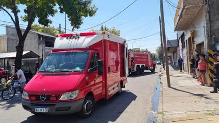 Dos dotaciones y ocho bomberos trabajaron en el lugar.