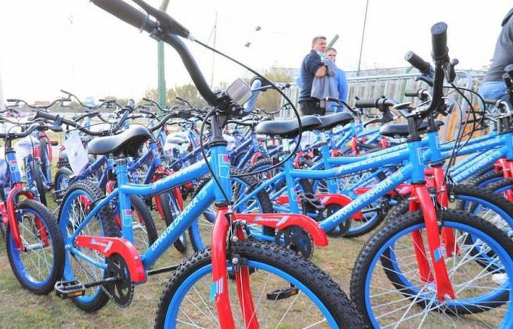 Ya se entregaron más de 900 bicicletas para los chicos de Lomas.