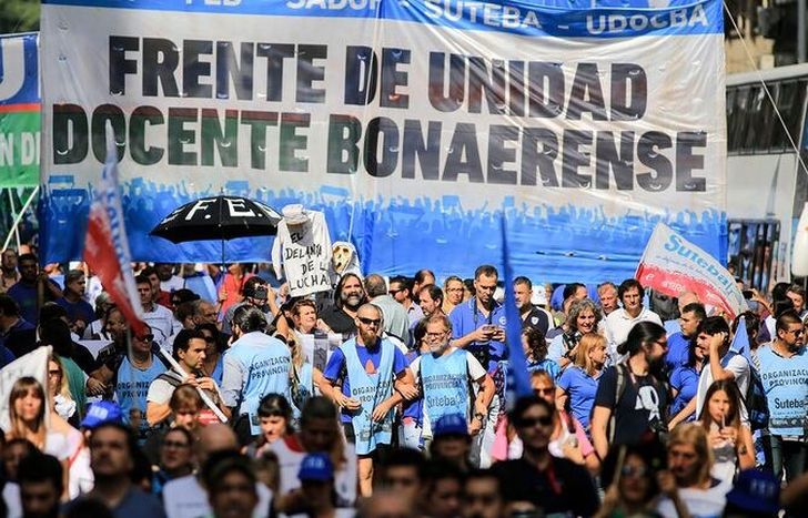 Docentes bonaerenses anunciaron un paro nacional contra la reforma laboral.