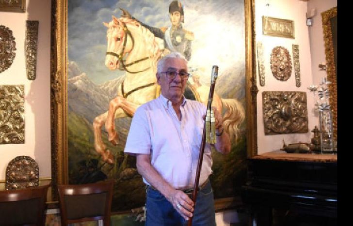 “en la descripción del bastón dice que el presidente que lo use tenga las cualidades de la madera: recto, brillante y sin corromperse”, dijo.