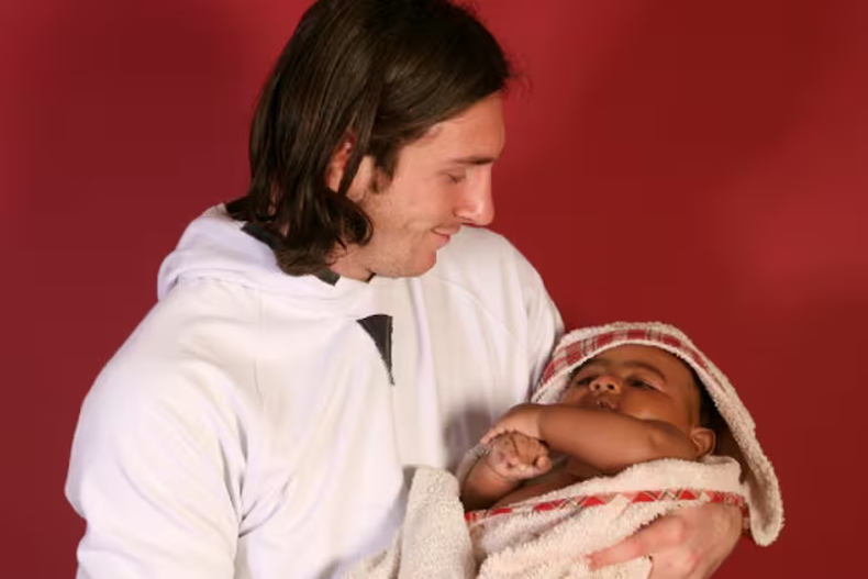 Lionel Messi con Lamine Yamal, hace 20 años. 