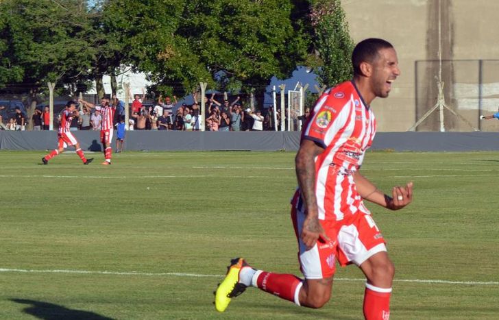 Alejandro Benítez le dio el triunfo a Talleres ante Argentino de Quilmes.