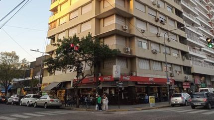 Café París está ubicado en una esquina muy popular en Lomas.