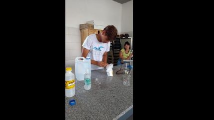 la secundaria n°11 de fiorito fabrica su propio alcohol en gel para la comunidad educativa