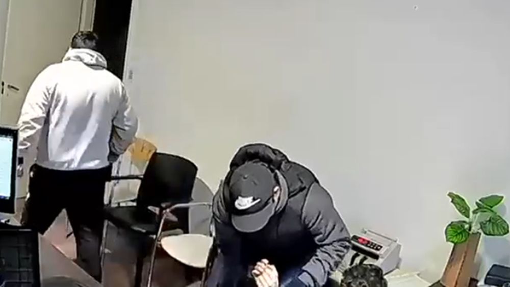 Una cámara de seguridad captó el momento del robo.