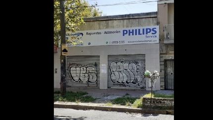Dejó un cartel en su local con su teléfono.