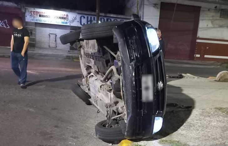 El vehículo terminó volcado sobre el cordón.