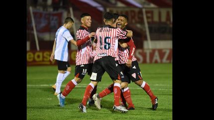 Los Andes fue mucho para el débil Argentino de Quilmes. Los Andes fue mucho para el débil Argentino de Quilmes.