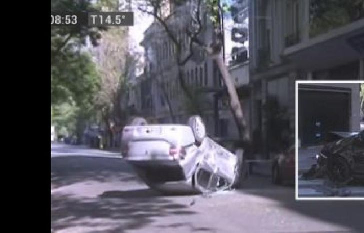 Uno de los autos impactó sobre una caja de luz y dejó a los vecinos sin el servicio eléctrico.