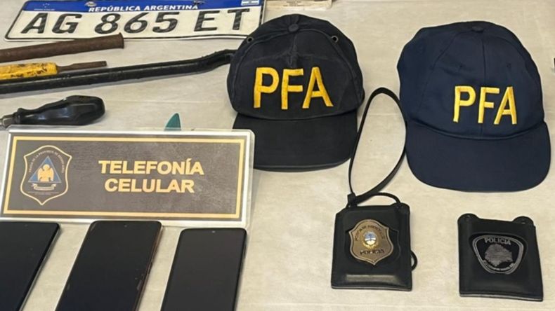 Gorras pertenecientes a la Polic&iacute;a Federal.