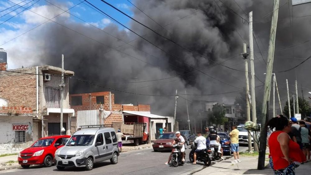 El fuego generó una inmensa nube de humo.