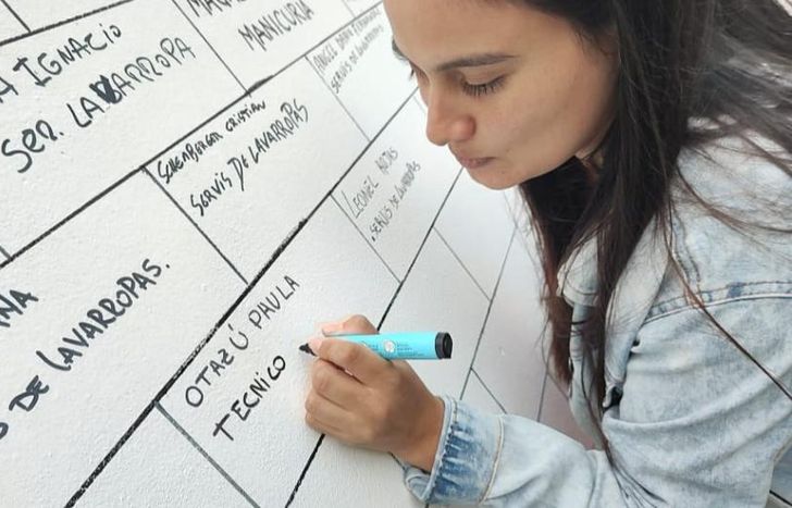 Cada alumna puede plasmar su logro en el muro que está instalado dentro de Casa de la Mujer Budge.