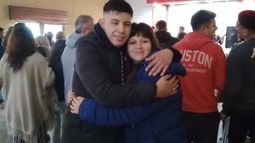 Nacho Seijas, el joven baleado, junto a su madre, Marina Candia.