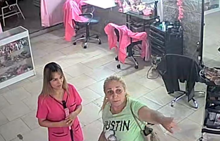 La víctima junto a una de las estafadoras.