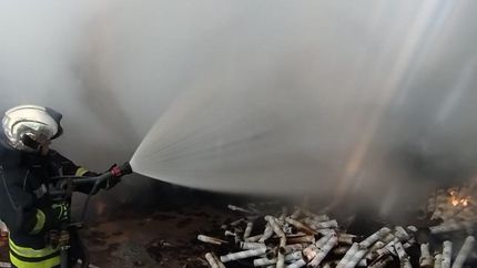 Intenso trabajo de Bomberos Voluntarios de Lomas para controlar la situación.