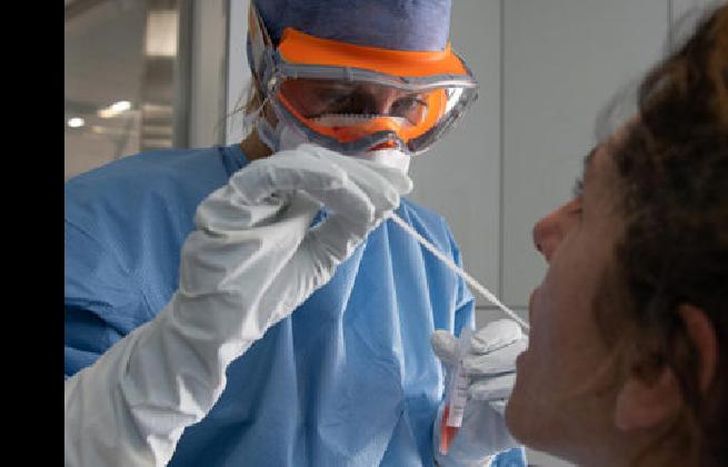 Los testeos se realizan en vecinos con síntomas de Covid-19.