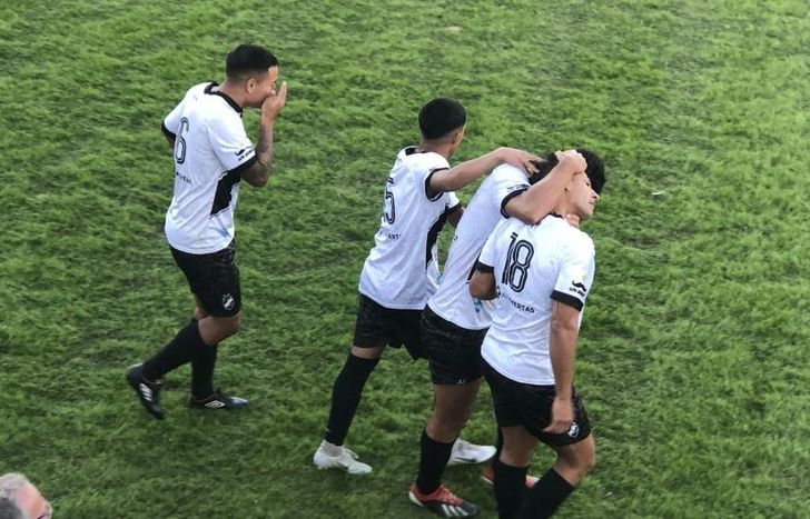 Festejo tras el gol de Salvatierra.