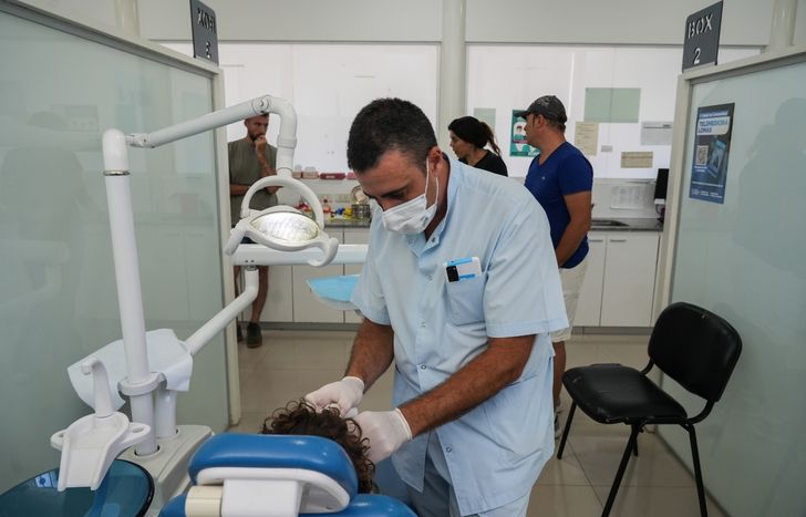 El hospital de Lomas está sobre la Avenida 12 de Octubre y Las Heras.