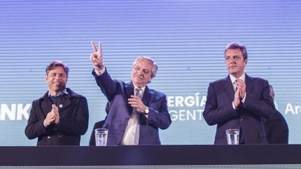 Alberto, junto a Massa y Kicillof.