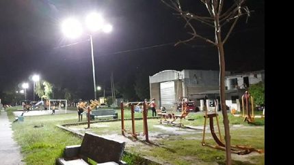 en la plaza héctor lencina, de san josé oeste, las familias y jóvenes aprovechan hasta tarde para disfrutar de los senderos, juegos y la cancha de fútbol.