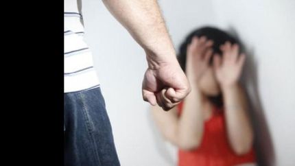 un hombre le mordio la nariz, rasguno y arrastro de los pelos a su pareja