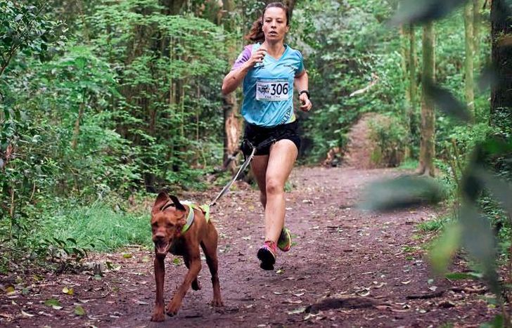 Gisela y Chía durante una competencia.