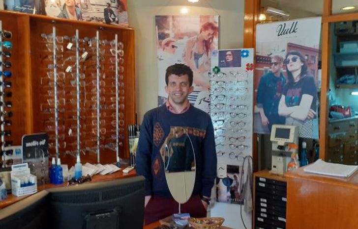 Carlos es la tercera generación a cargo de la óptica.