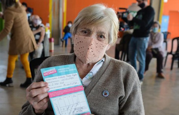 Una de las vecinas, contenta tras recibir la dosis.