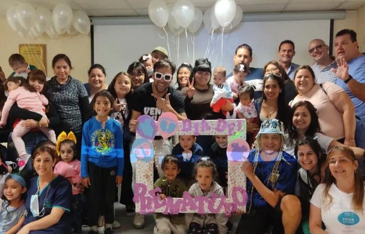 Todos lo años, familias y los profesionales del hospital se reúnen para este festejo.