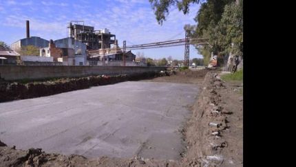 realizan nuevos asfaltos en los margenes del arroyo del rey