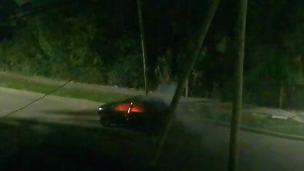 El auto apareció incendiado a la madrugada en Villa Albertina, Lomas de Zamora.