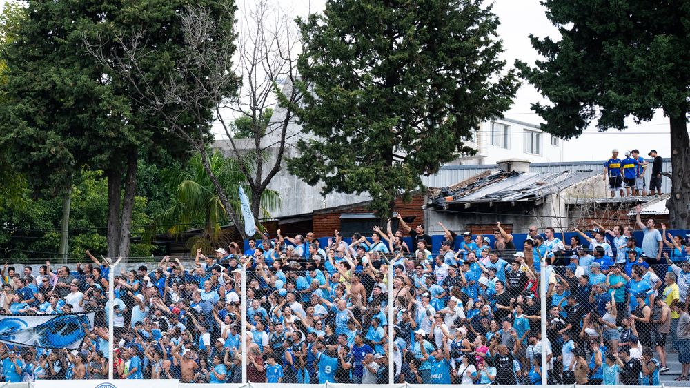 La hinchada de Temperley en el estadio de Colegiales. La hinchada de Temperley en el estadio de Colegiales.