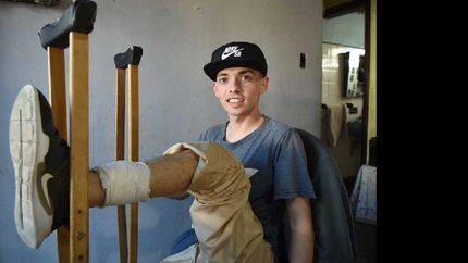 lomas: debia operarse y la fundacion para la salud dono la protesis