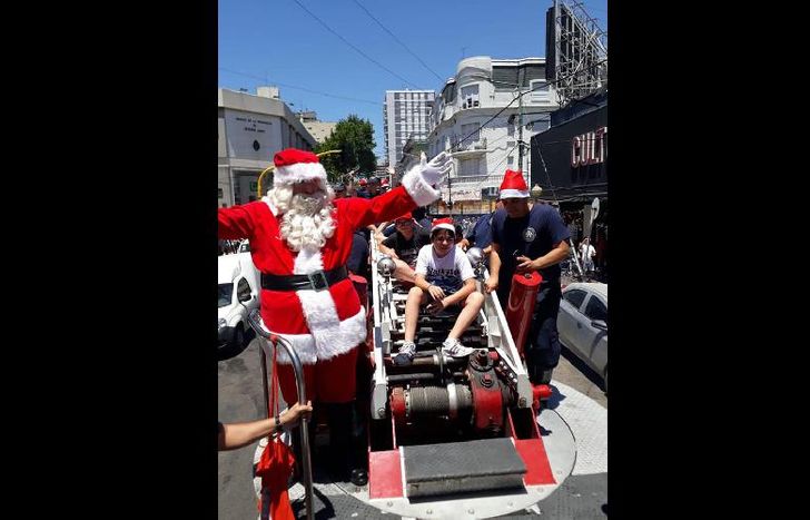 Papá Noel saludó a grandes y chicos en su recorrida.