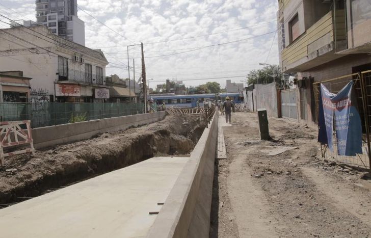 El cruce tendrá dos carriles y conexión directa entre Alsina y Meeks.