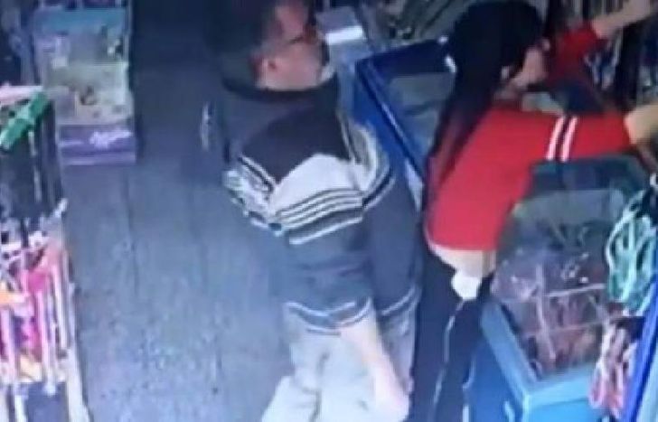 El episodio quedó registrado en una cámara de seguridad.