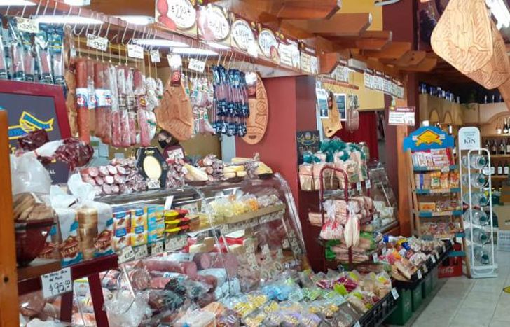 Los locales se preparan para vender ingredientes para el locro.