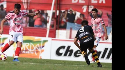 Fabricio Lenci, la carta de gol del equipo de Lomas de Zamora. Fabricio Lenci, la carta de gol del equipo de Lomas de Zamora.