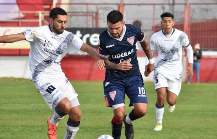 Un duelo de 10: Juan Rivas frente a Franco Benítez.