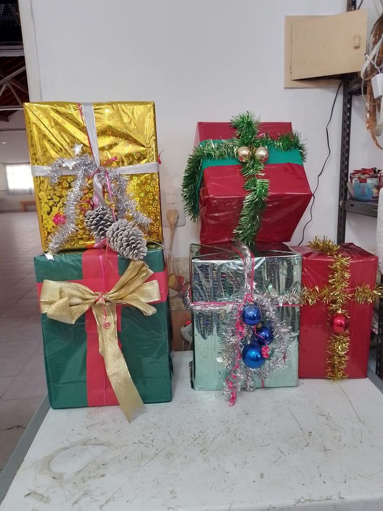 Prepararon regalos y luces para acompañar al Papá Noel de Odisa.