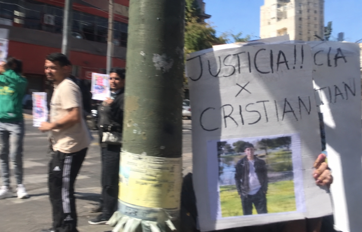 Familiares de Cristian Jalil con pancartas.