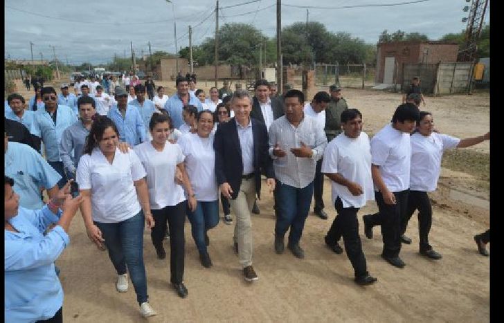 Télam, 13/04/2016 Salta El presidente Mauricio Macri afirmó  más allá de las diferencias vamos a trabajar juntos con el gobernador Juan Manuel Urtubey, porque es lo que todos los argentinos necesitamos, en el marco de un acto de entrega de títulos universitarios a egresados de la comunidad wichi. Foto: Presidencia