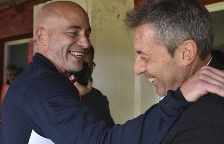 Saludo entre Kudelka y Méndez.