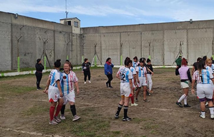 Fomentando el deporte entre las internas.