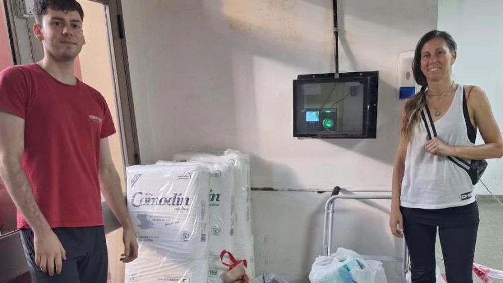 Junto a su hijo fue al hospital a dejar las donaciones que logró juntar.