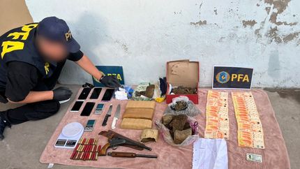Armas, drogas y dinero, entre los elementos incautados.