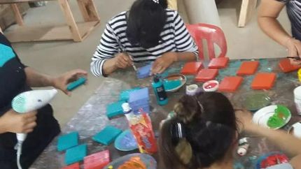 Las chicas trabajan para el festejo del 28 de noviembre.